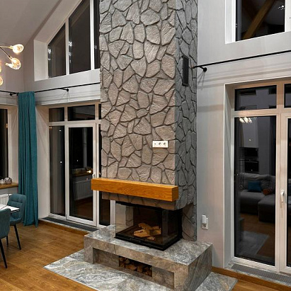 Каминная топка Астов П3С 8457 в отделке натуральным камнем