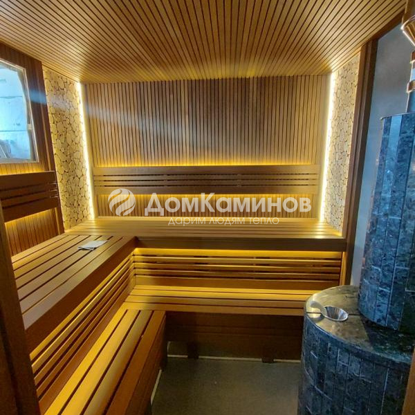 Современная парная с отделкой термированной реечной вагонкой