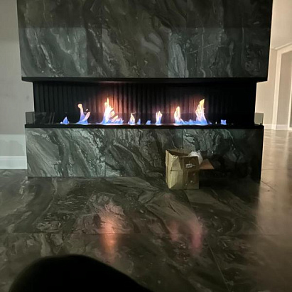 Трехсторонний биокамин 2400 мм в длину. Отделка керамогранитом